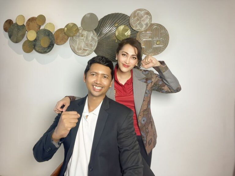 Pasangan legenda bola basket nasional, Cokorda Raka, dan istrinya, Ogieswari