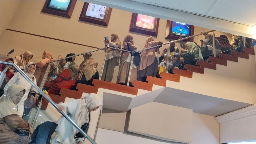 Antrean penonton film Keajaiban Air Mata Wanita di bioskop