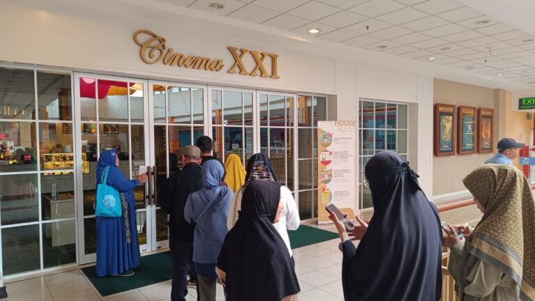 Antrean penonton film Keajaiban Air Mata Wanita di bioskop