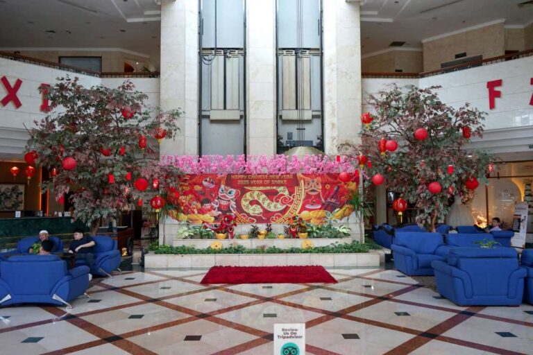 Sunlake Waterfront Resort & Convention Jakarta menghadirkan dekorasi Imlek yang terinspirasi dari Tahun Ular Kayu yang didominasi oleh warna merah dan emas sebagai lambang kesuksesan dan kesejahteraan.