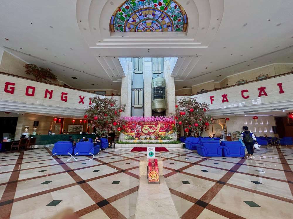 Sunlake Waterfront Resort & Convention Jakarta menghadirkan dekorasi Imlek yang terinspirasi dari Tahun Ular Kayu yang didominasi oleh warna merah dan emas sebagai lambang kesuksesan dan kesejahteraan.