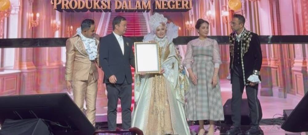 Museum Rekor Nasional Indonesia (MURI) menganugerahkan rekor kepada MS GLOW Beauty