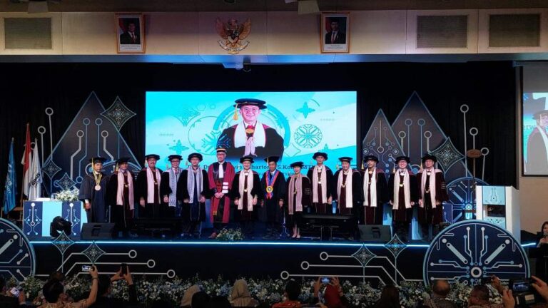 Prof. Dr. Ir. Derwin Suhartono, S.Kom., MTI dikukuhkan sebagai Guru Besar di usianya yang menginjak 36 tahun.