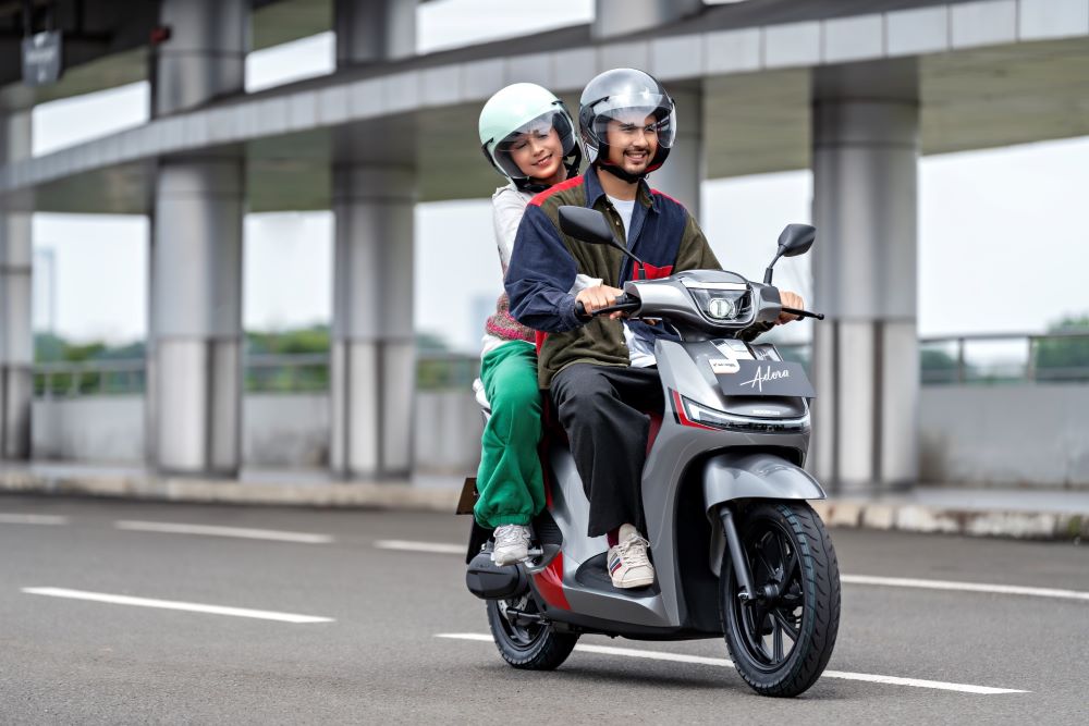 Indomobil Emotor meluncurkan Adora, motor listrik yang membawa banyak fitur perdana