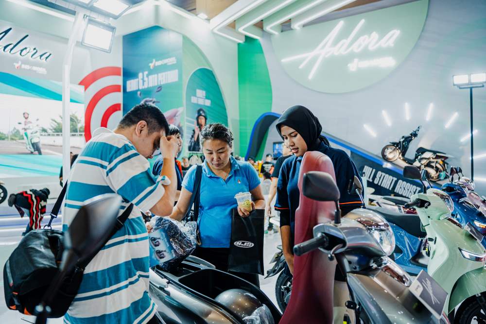 Booth Adora mencatatkan lebih dari dua ribu interaksi, termasuk sesi test ride dan diskusi mendalam mengenai keunggulan motor listrik.