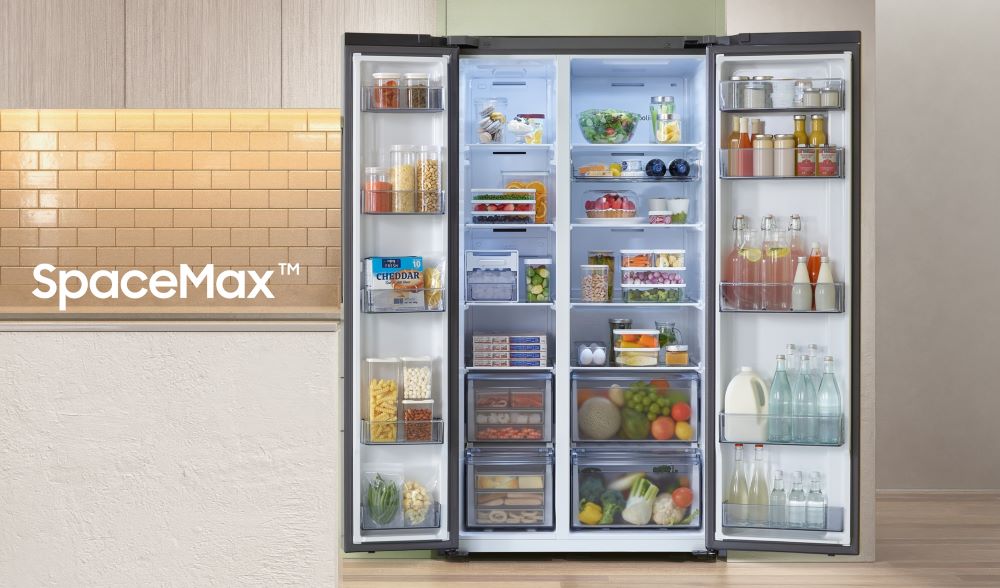 Kulkas Pintar BESPOKE AI seri RS70 dengan teknologi SmartThings AI, SmartThings AI Energy Mode, dan teknologi SpaceMax yang inovatif. 