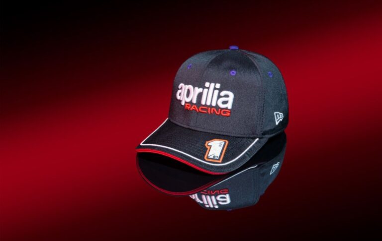 Aprilia Racing resmi mengumumkan kerja samanya dengan New Era, merek headwear terkemuka di dunia, untuk MotoGP musim 2025.