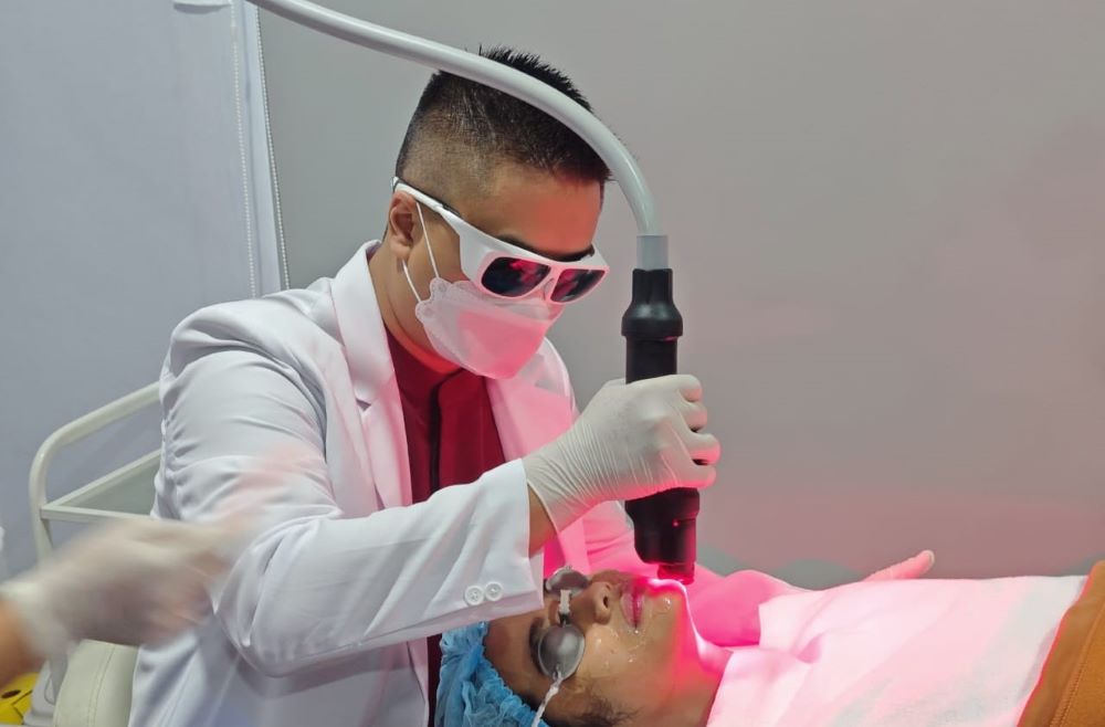 RedTouch PRO, teknologi laser revolusioner dari DEKA yang khusus dirancang untuk merangsang kolagen secara langsung tanpa rasa sakit dan tanpa injeksi.