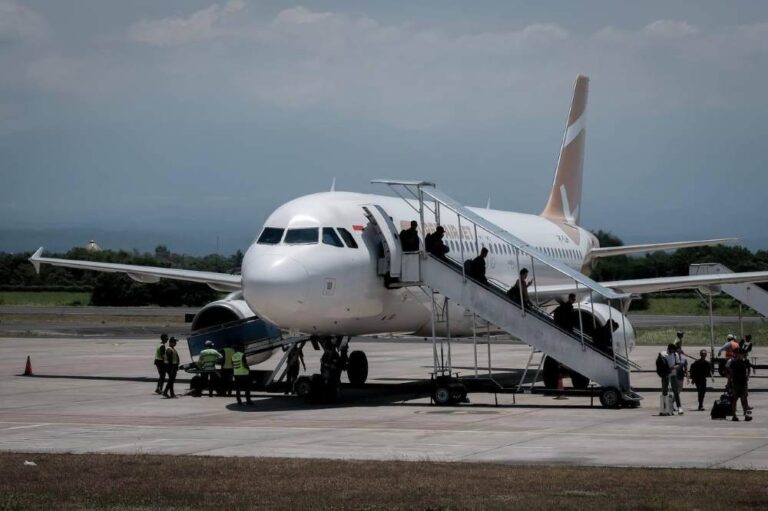 pemerintah telah mengumumkan penurunan harga tiket pesawat domestik sebesar 13-14% selama periode mudik Lebaran 2025.