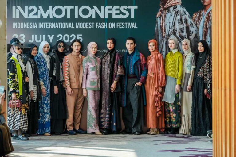 Modest fashion (busana santun) Indonesia berhasil mencuri perhatian dunia. Tak sekadar menjadi target pasar, Indonesia kini telah diakui sebagai produsen dan pelaku industri modest fashion global yang patut diperhitungkan.