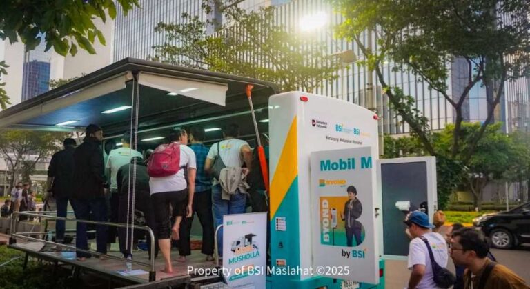 BSI Maslahat menghadirkan mobil musholla dan layanan kesehatan